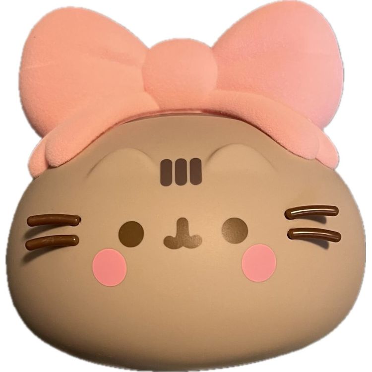 Ribbon Bow Vinyl Figure (Winter 2024) by Andrew Duff