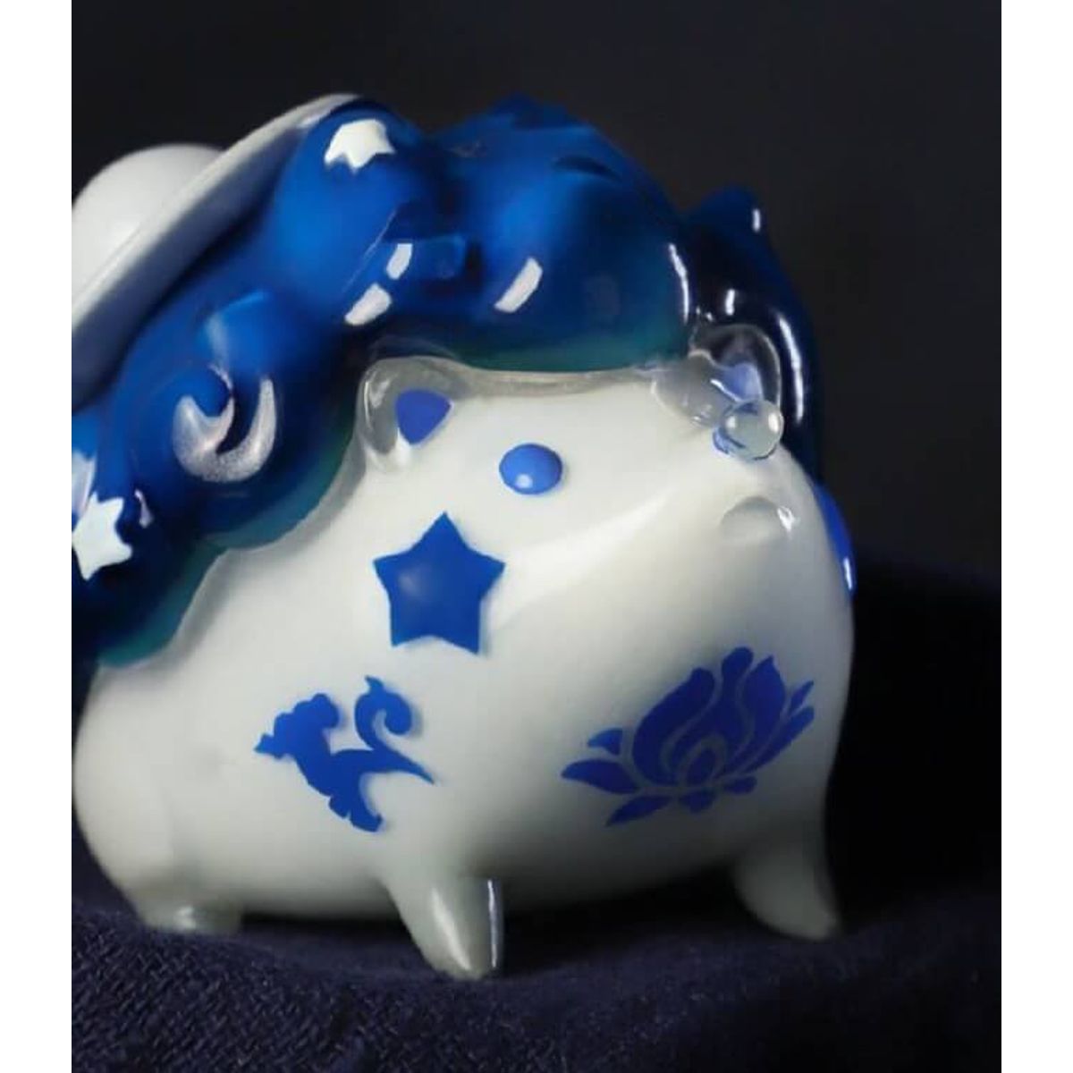 Season Hedgehog Blue & White Porcelain