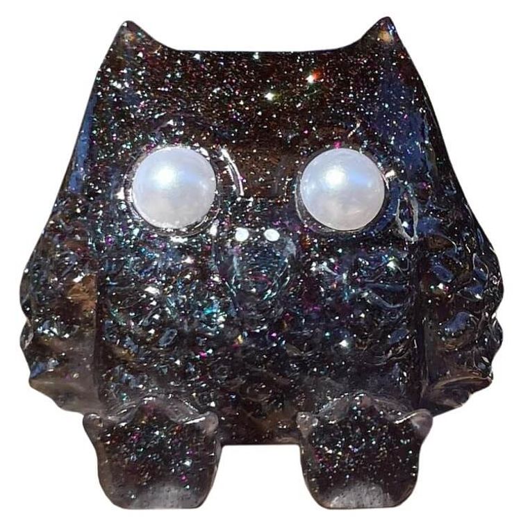 Sitzend Wyze  by House of Wyze