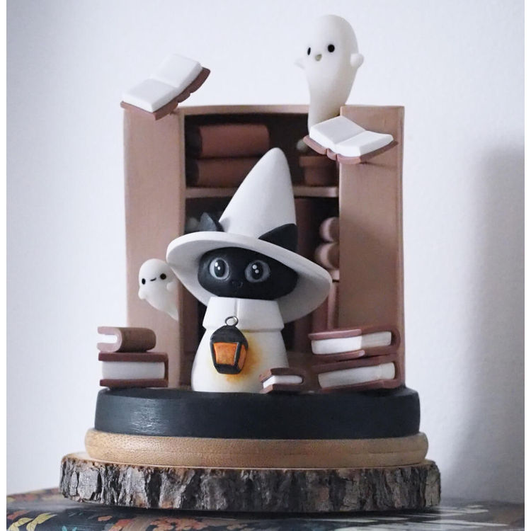 "Spooky cosy" figurine (2023) by KIBOOCHAN (Eugénie Bazelis)