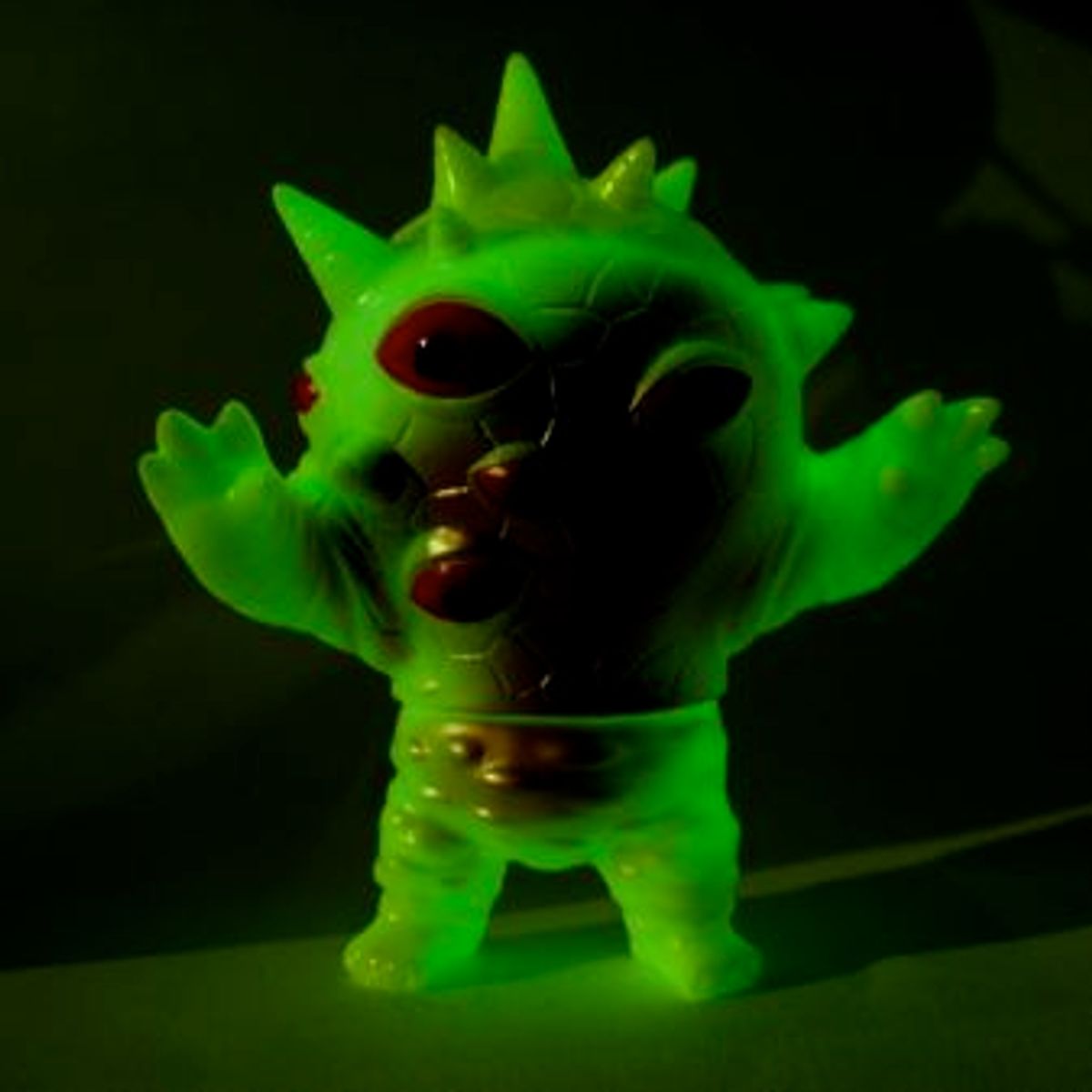 Mini Kaiju Eyezon - Glow in the DArk