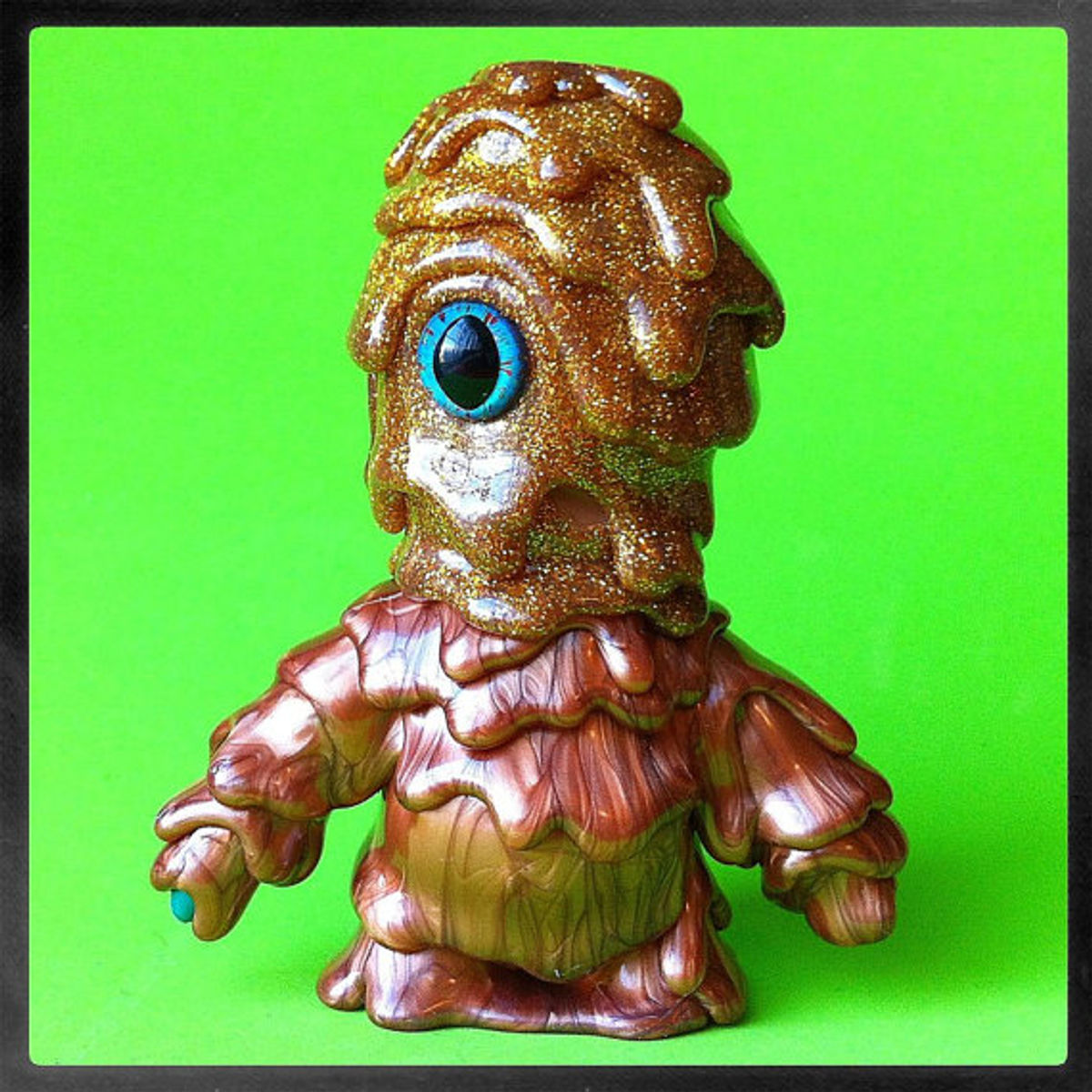 Bukken - copper metallic body, gold sparkle head