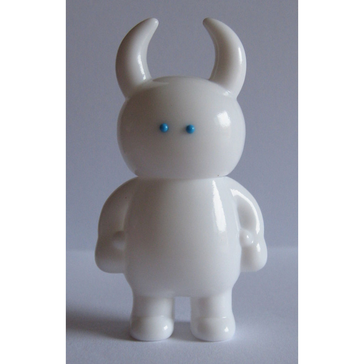uamou - white (blue eyes)