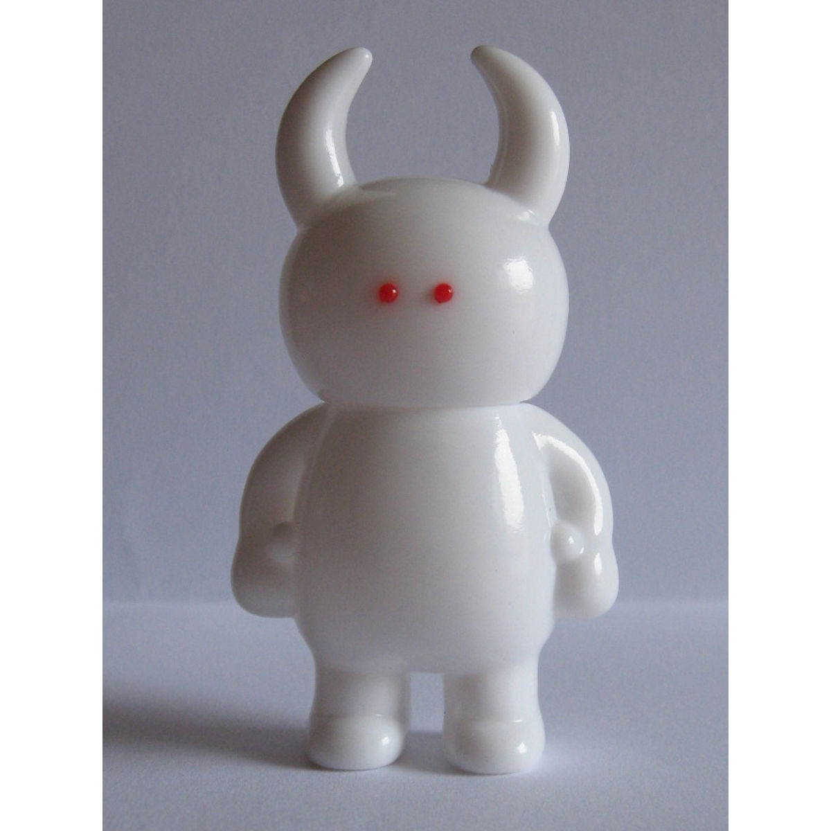 uamou - white (red eyes)