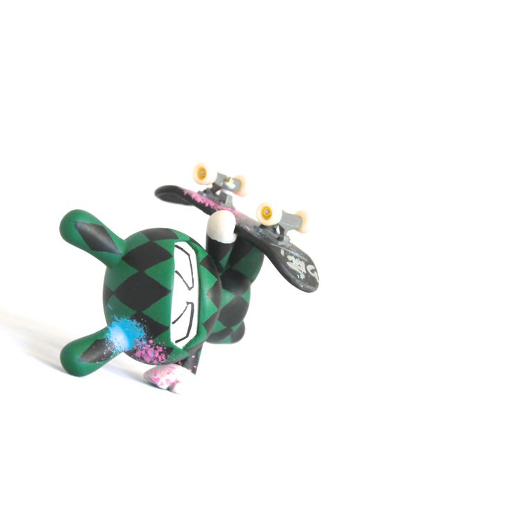 Handplant Ninja (Green Diamond) by Tony Gil