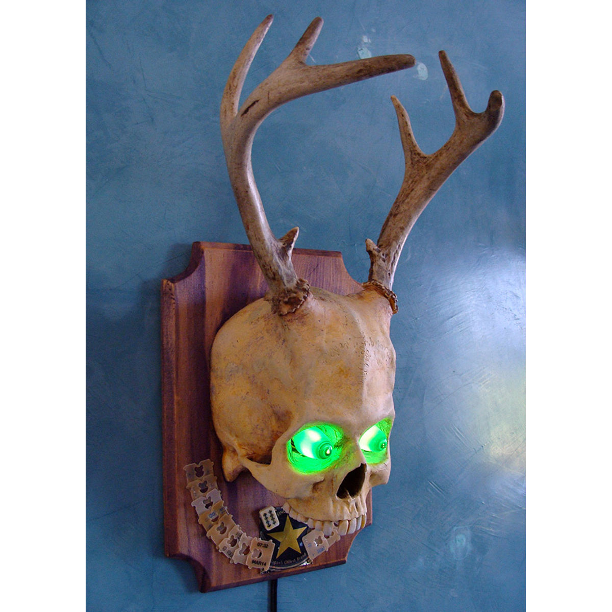 Inhuman Skull Trophy Lamp (1)