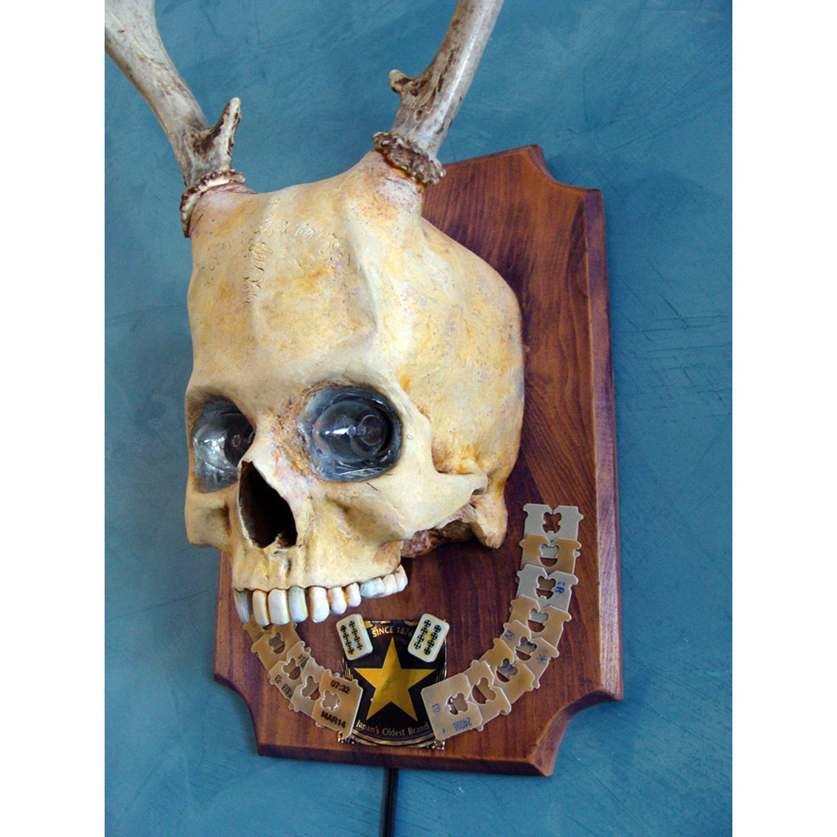 Inhuman Skull Trophy Lamp (1)