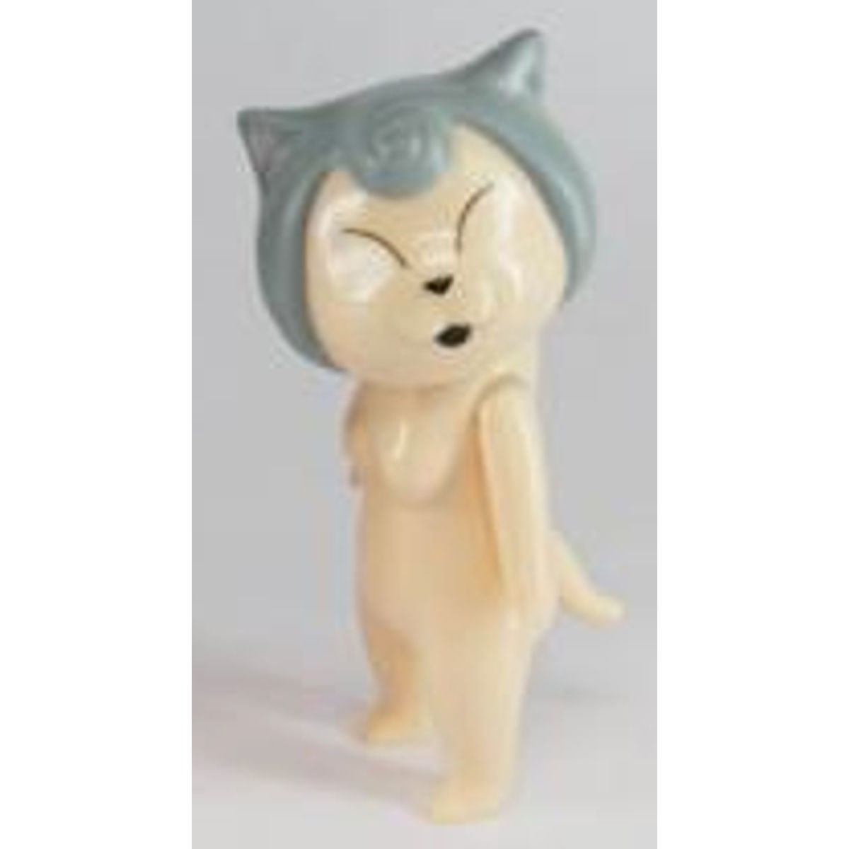 NECOCO Ash Hair - standing / closed eyes