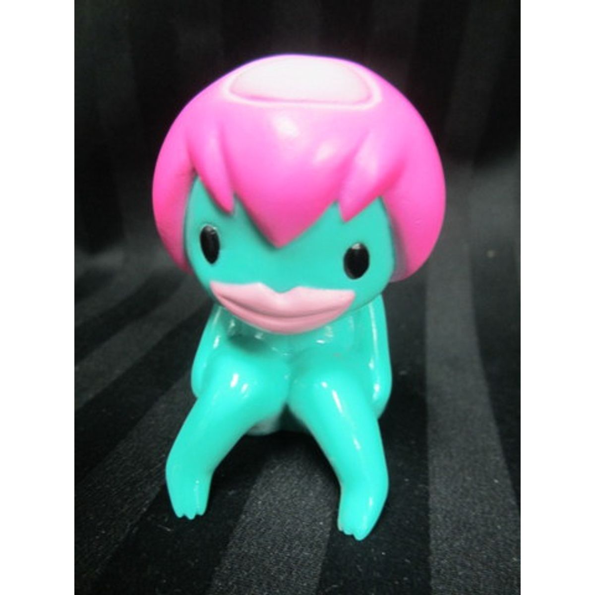 SUIKO - Sitting green/pink HAIR