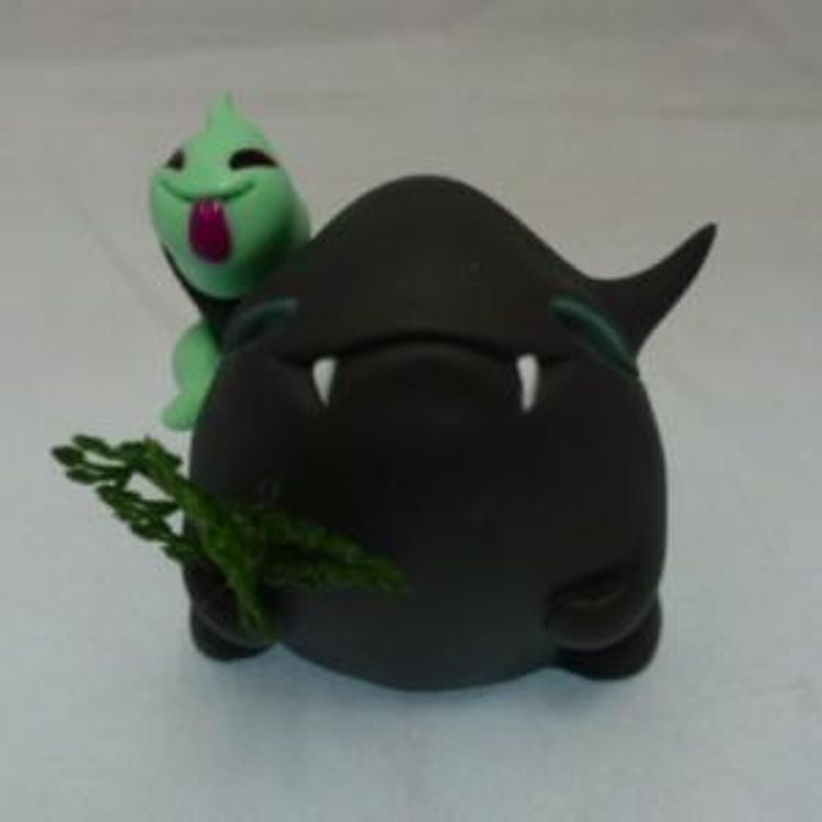 Maurice and small devil caterpillar - color light blue resin - by Monster Factory (Japan)