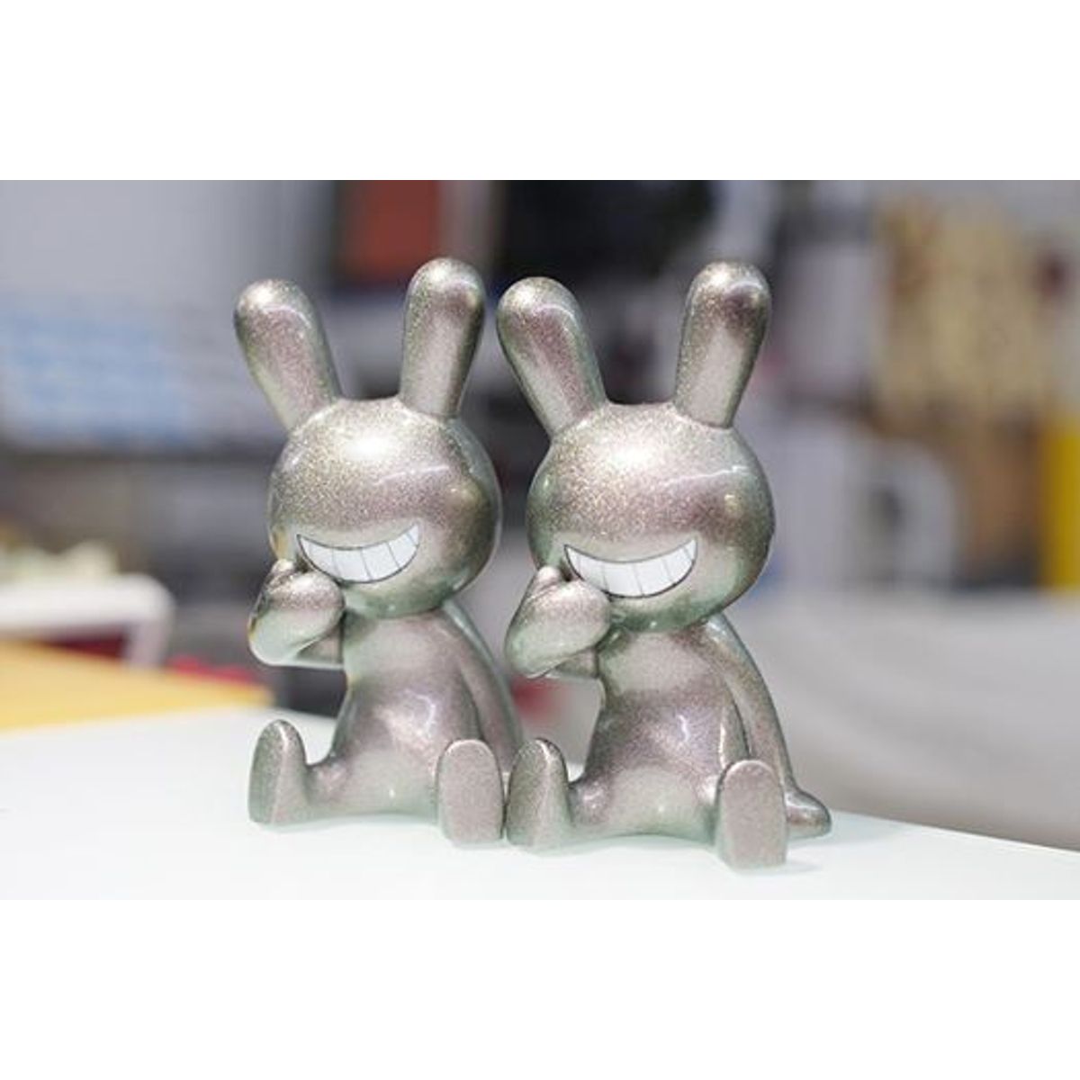 BLACK RABBiT Sitting - metallic silver/rainbow glitters