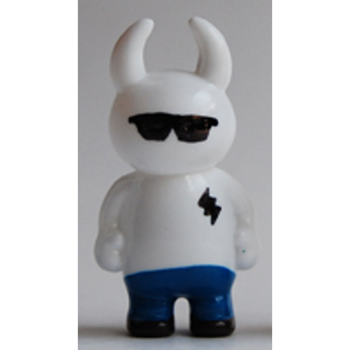 Rock ‘n’ Roll Uamou - painted sunglasses / blue pants 04