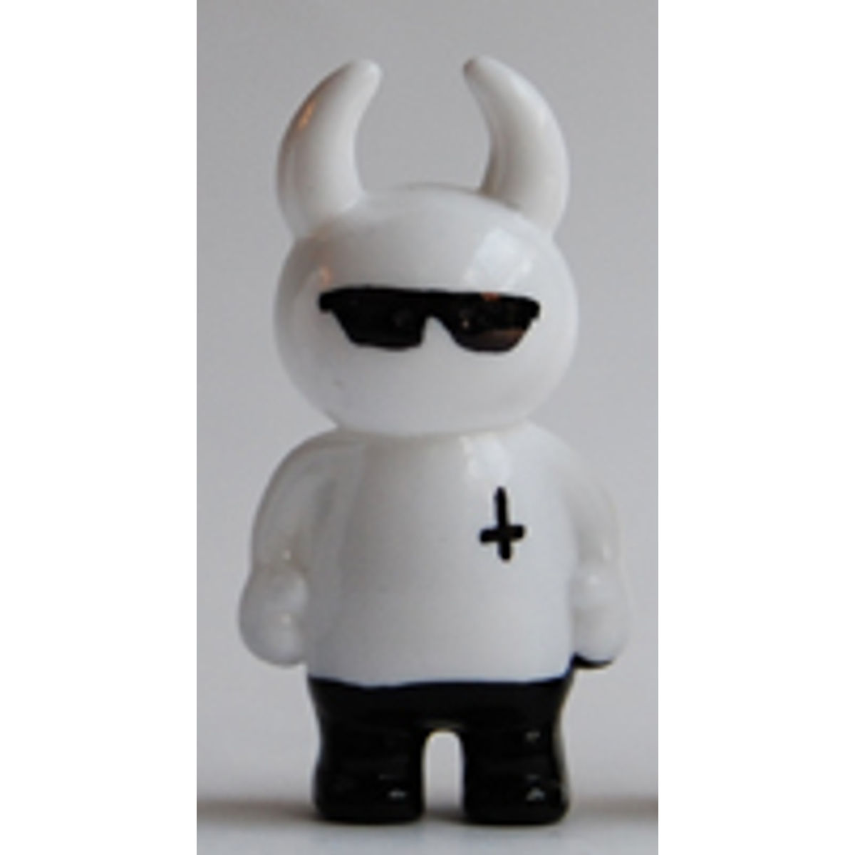 Rock ‘n’ Roll Uamou - painted sunglasses / black pants 01