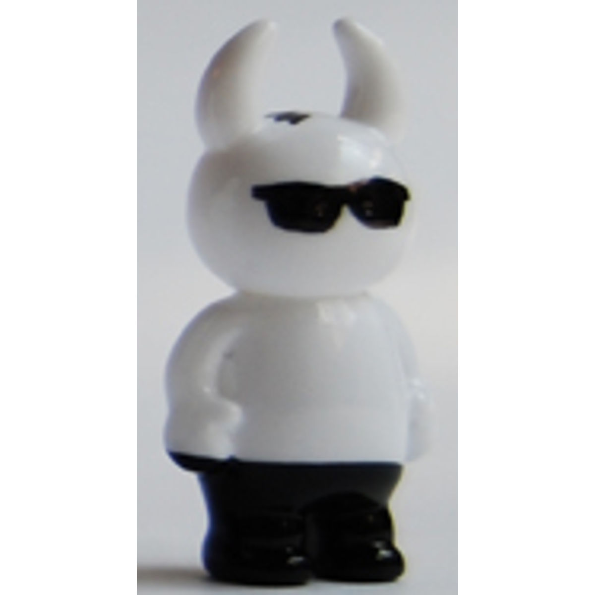 Rock ‘n’ Roll Uamou - painted sunglasses / black pants 04