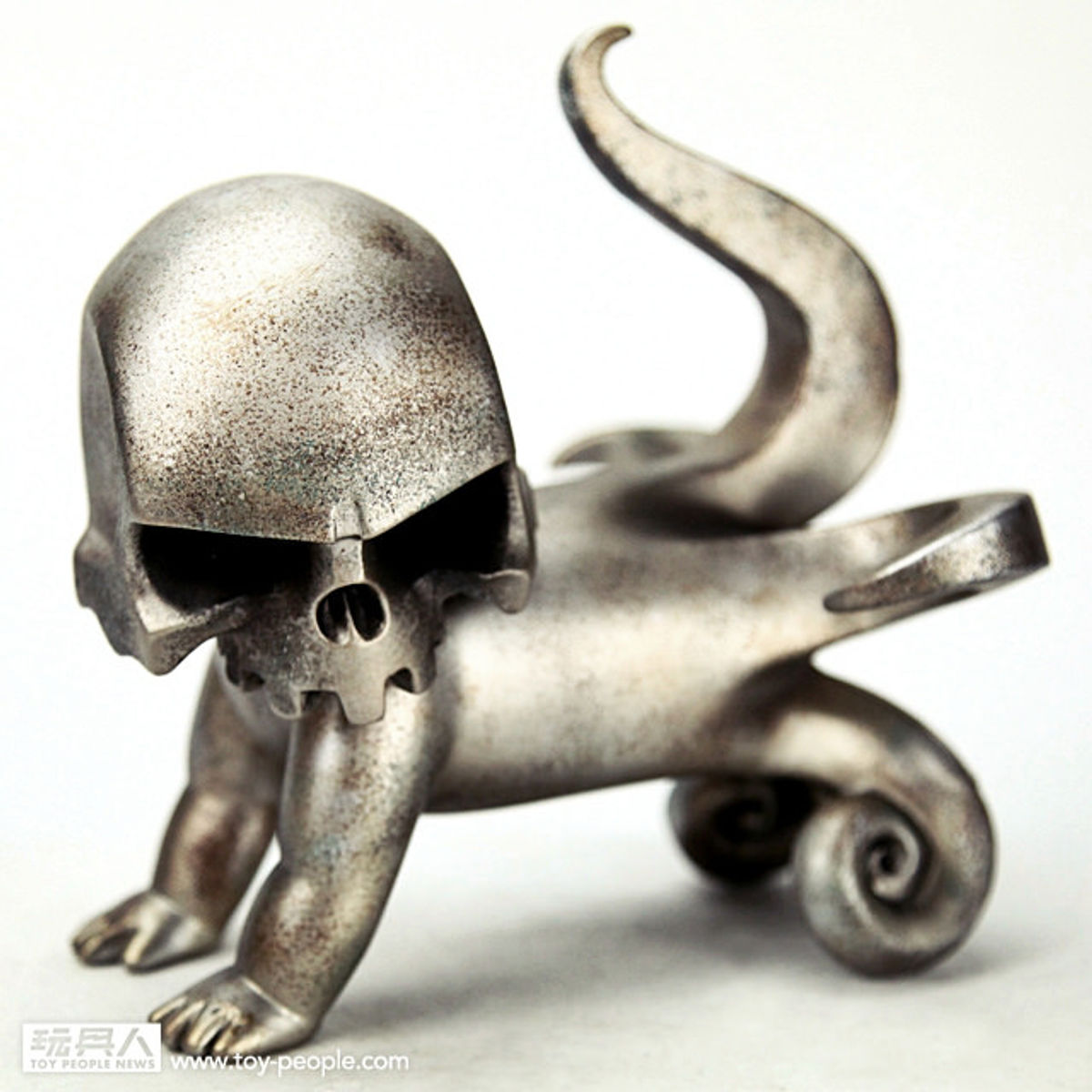 GIANT LARVA SKULL - Classic Champagne