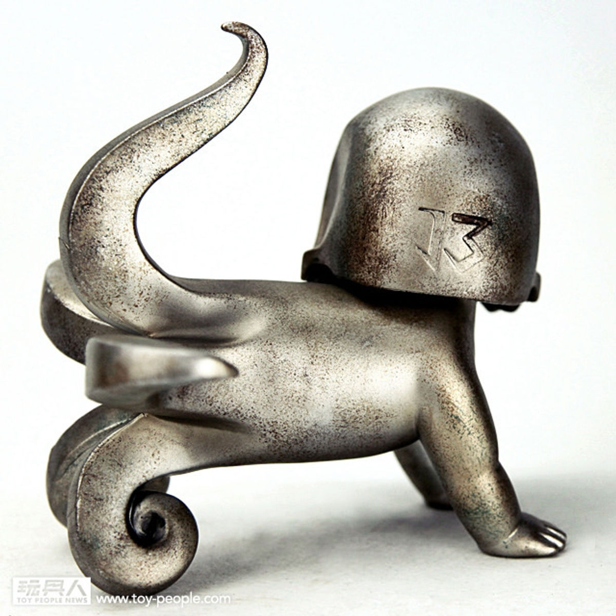 GIANT LARVA SKULL - Classic Champagne