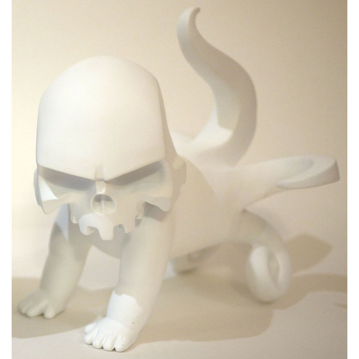 GIANT LARVA SKULL - White