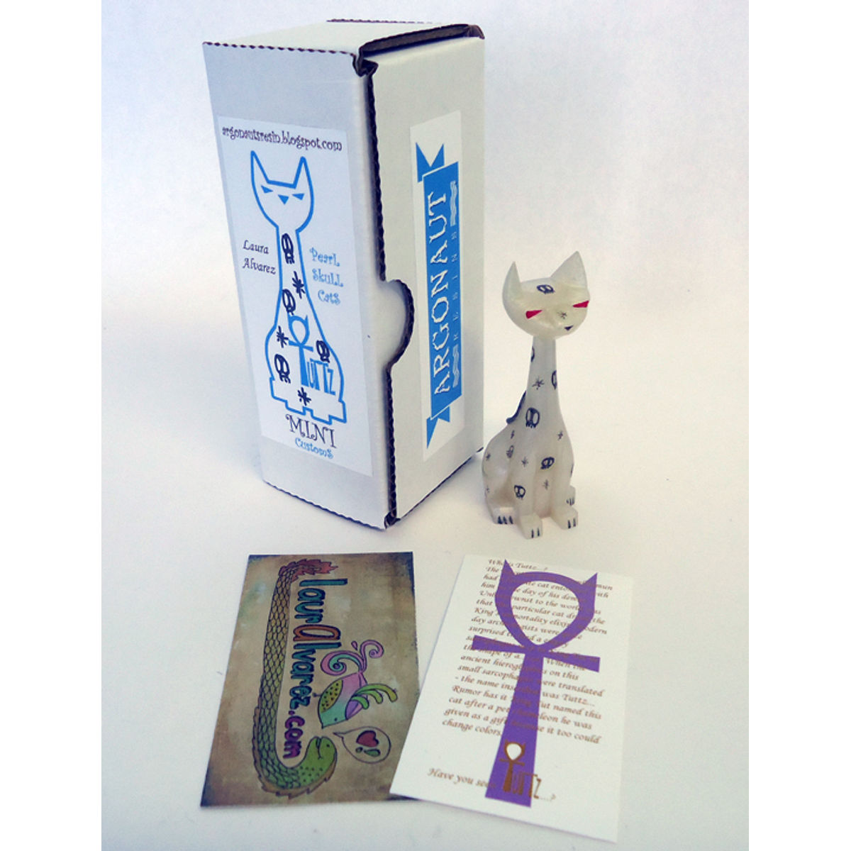 PEARL CAST SKULL CAT TUTTZ - milky/red eye