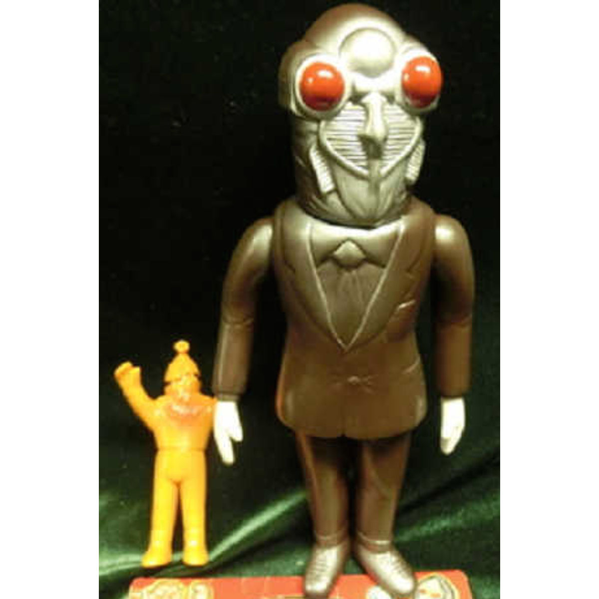 M1 No. Monster semi human Ultra Q century - brown (w/ mini size Orange Kemuru)