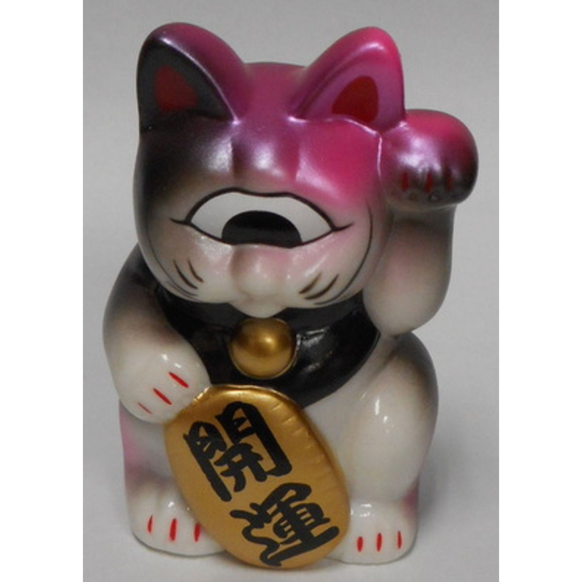 Fortune Cat Baby / ( white molding / Gun Metal - Metapinku )