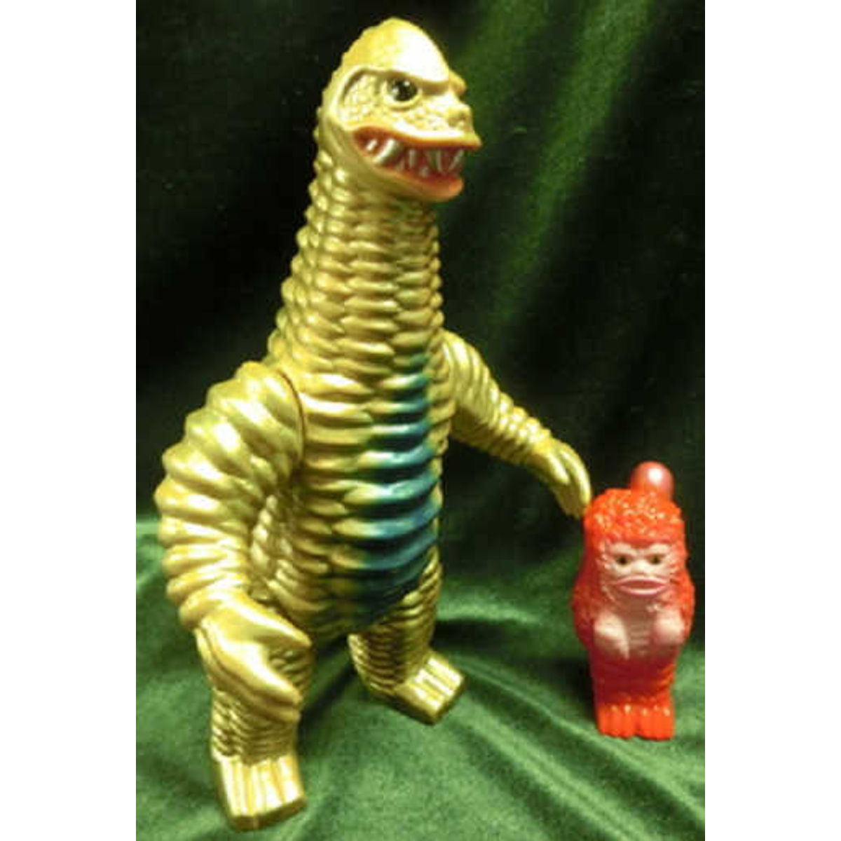Large Monsters Series Red King of Mamitto century (skin color molding) with Pigmon