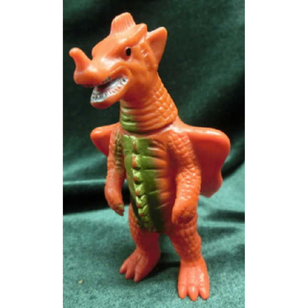 Bullmark mini size Soft Vinyl Kamerekingu (red molding / gold spray)