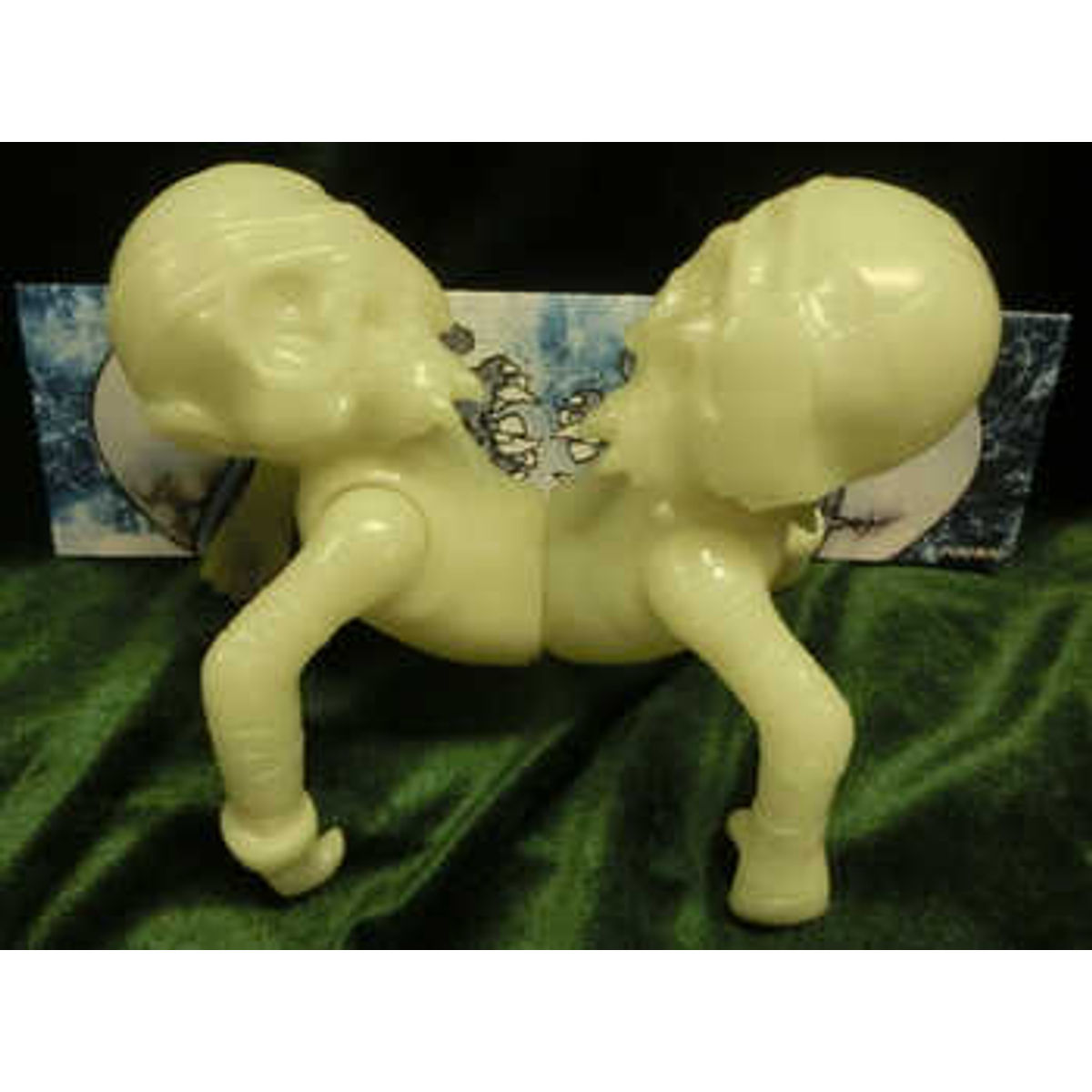 secret base 52 weeks blue crete crawling siamese glow twin skullpirate ( blue phosphorescent molding )