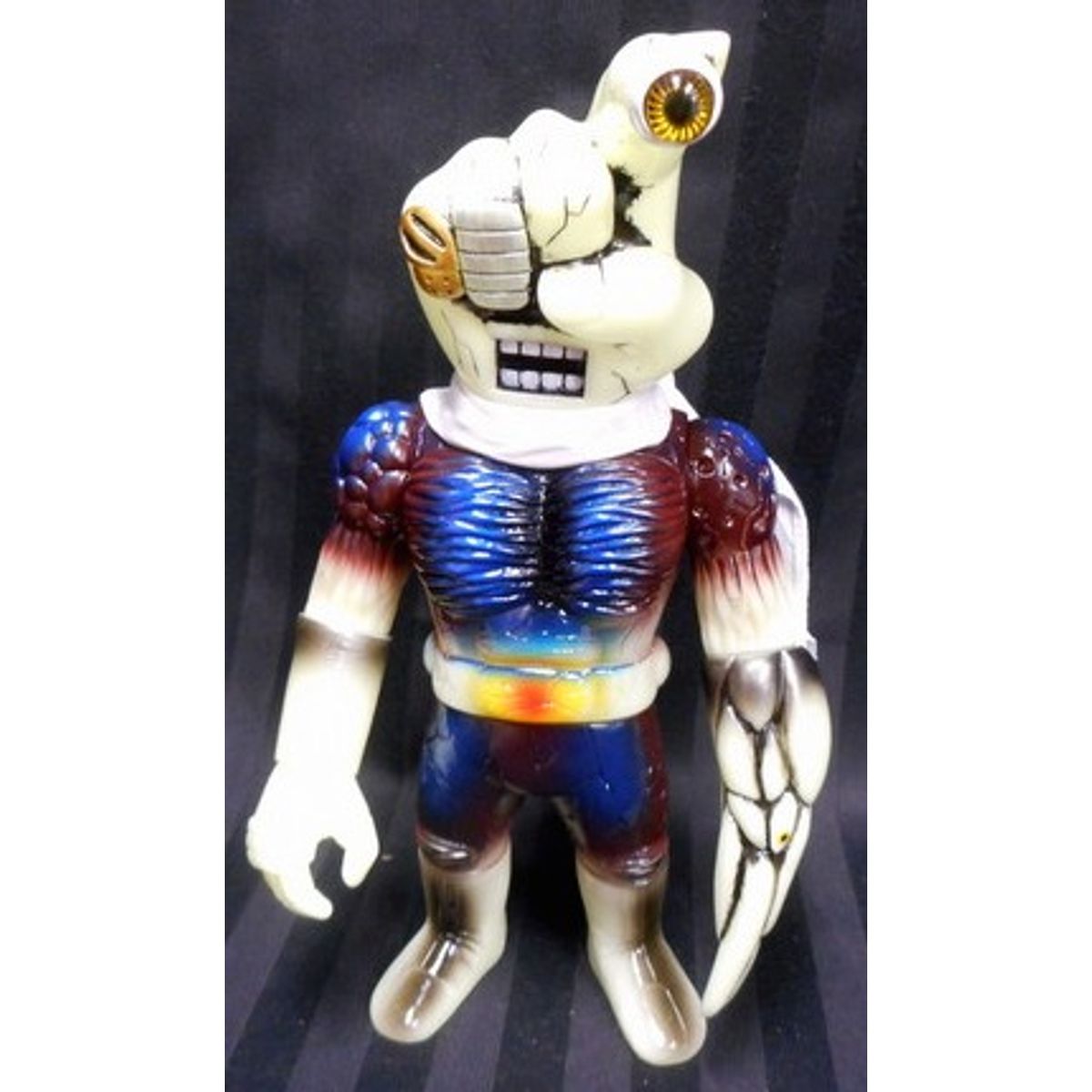 Yubiosu  ( phosphorescent molding / tea . Blue ) - yellow eye