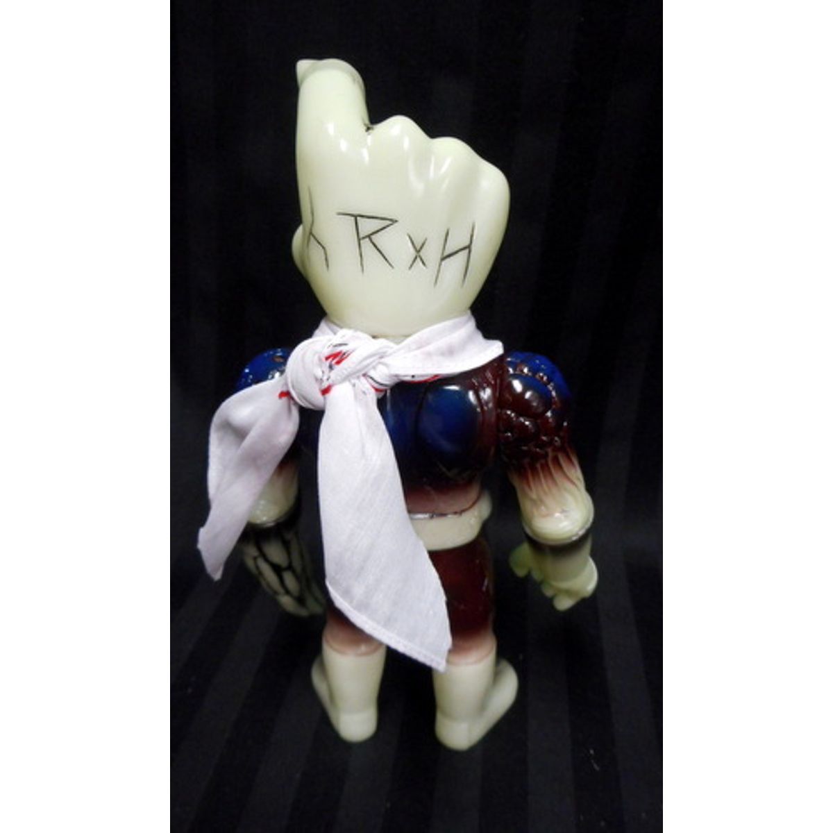 Yubiosu  ( phosphorescent molding / tea . Blue ) - yellow eye