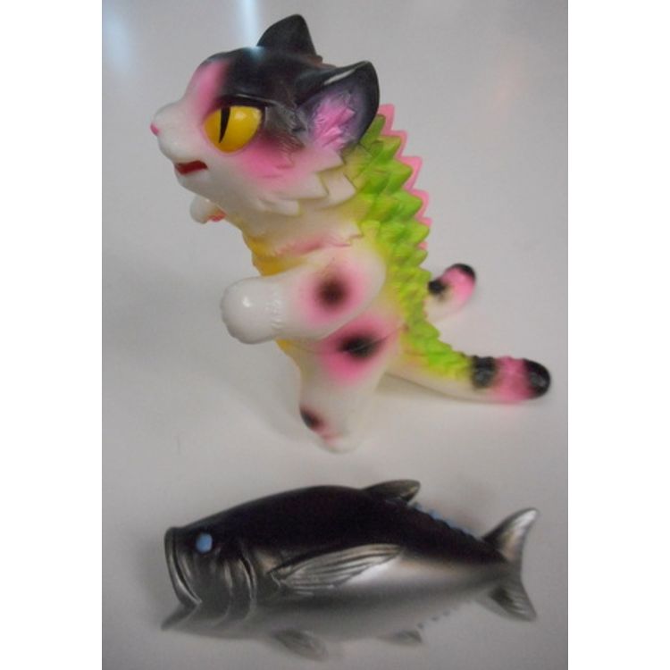 Negora ( Odd-eyed cat / white molding ) by Konatsu Koizumi