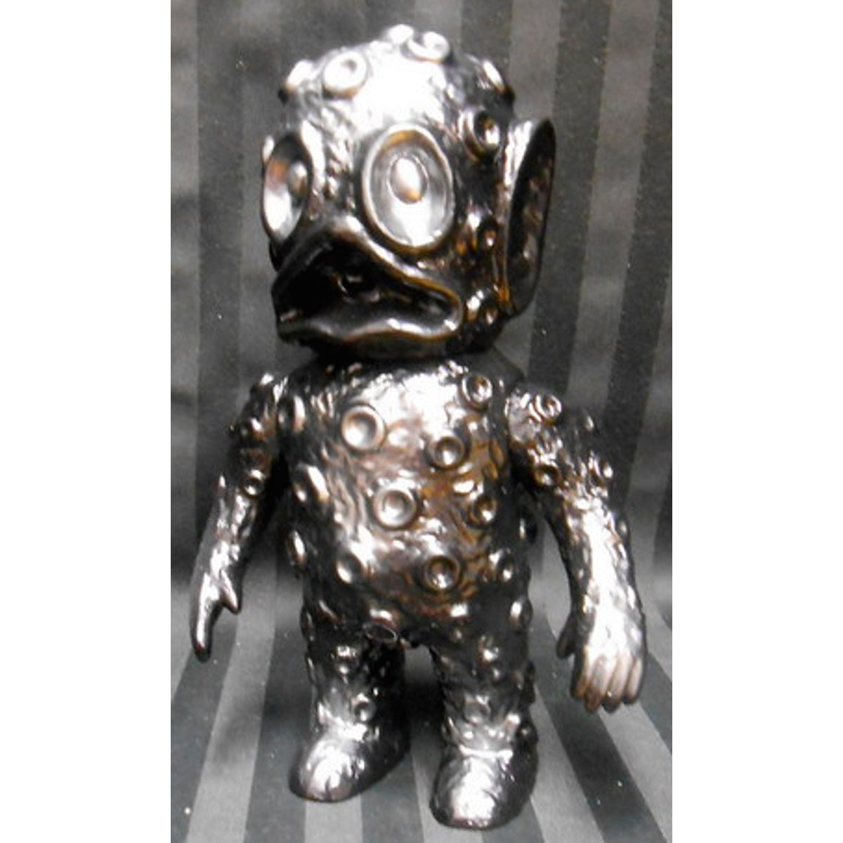 Target Earth [ crater man / black molded silver spray ]