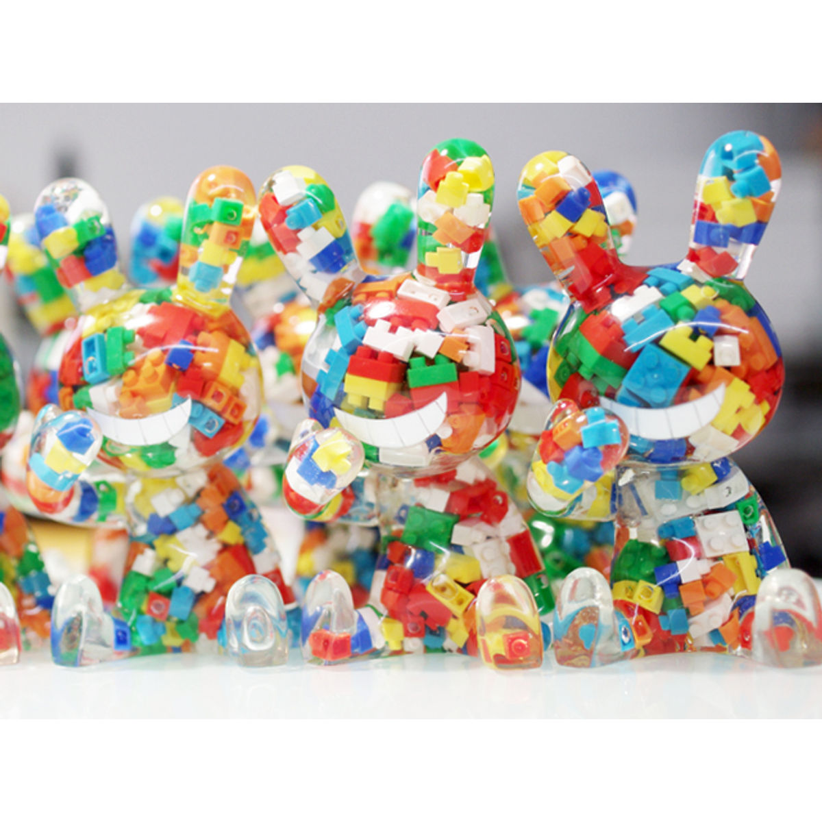 BLACK RABBiT Sitting resin containing block