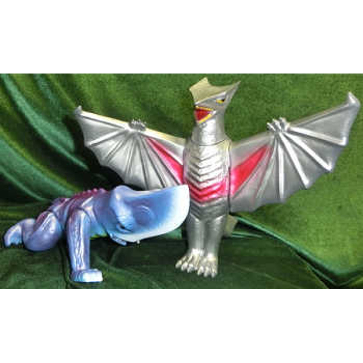 Monster discussion VS Gyaos light blue molding & gray molding of Mamitto century