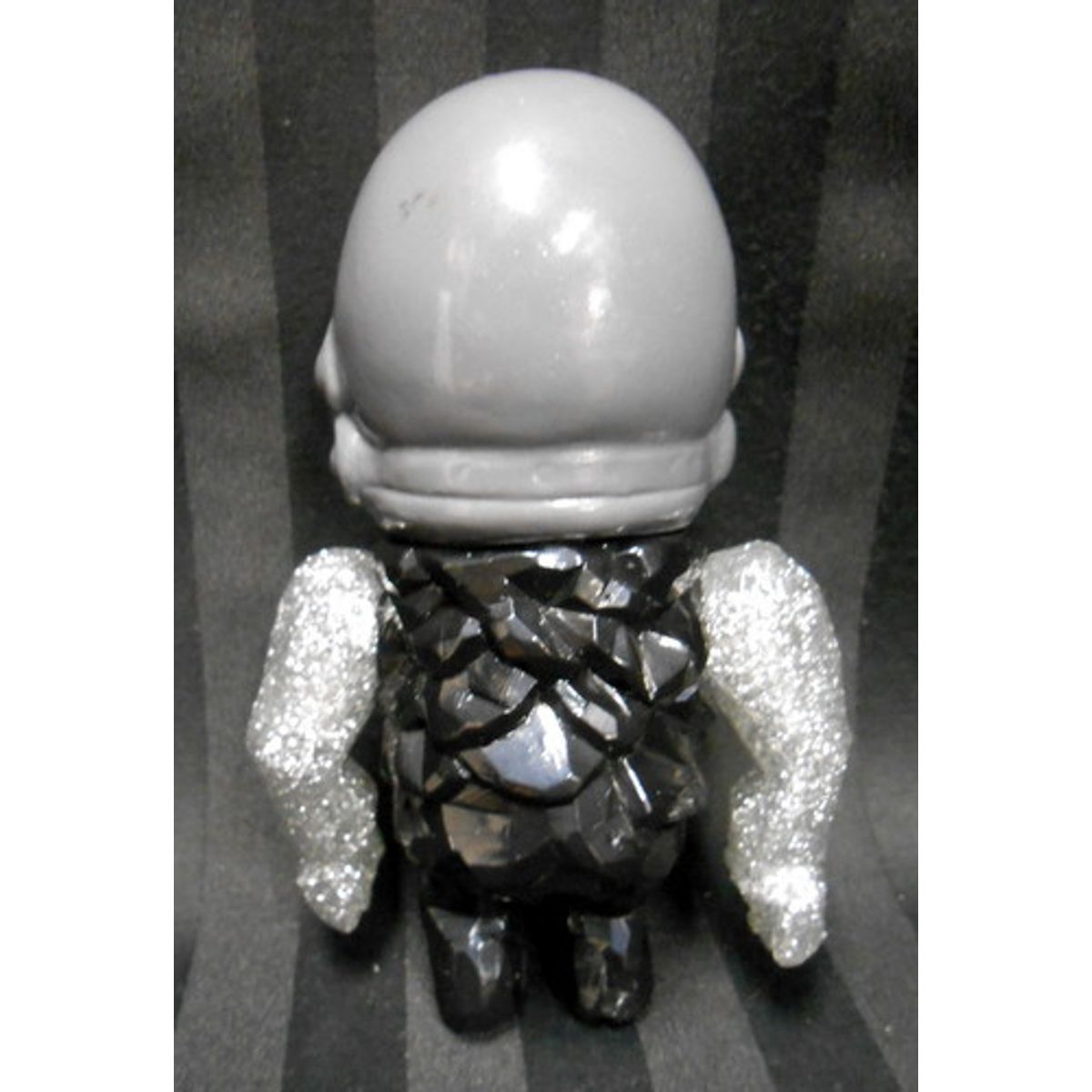 Custom Soft Vinyl ( Head: Gray / Body: black / arm : silver lame )