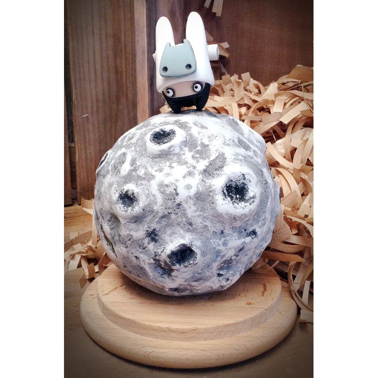 "Moon -  Globetrotter" Figurine (2015) by KIBOOCHAN (Eugénie Bazelis)