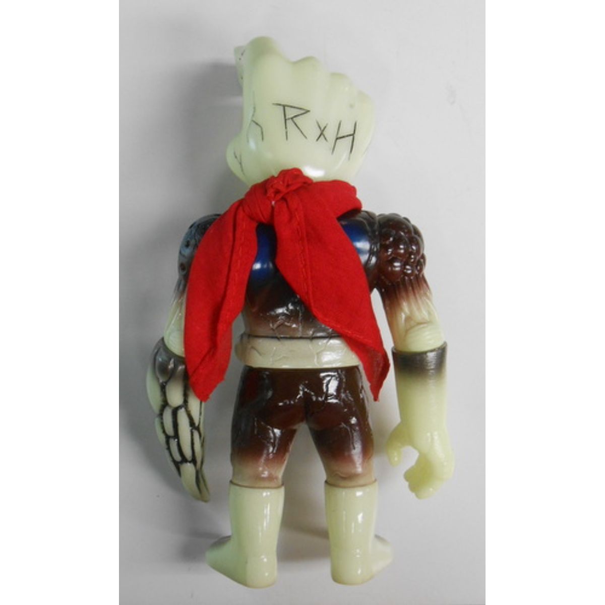 Yubiosu  ( phosphorescent molding / tea . Blue ) - green eye