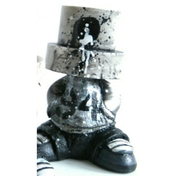 94 VANDALFACE RESIN SPRAY PAINT GRAFFITI ART OBJECT - Grey by Hoakser