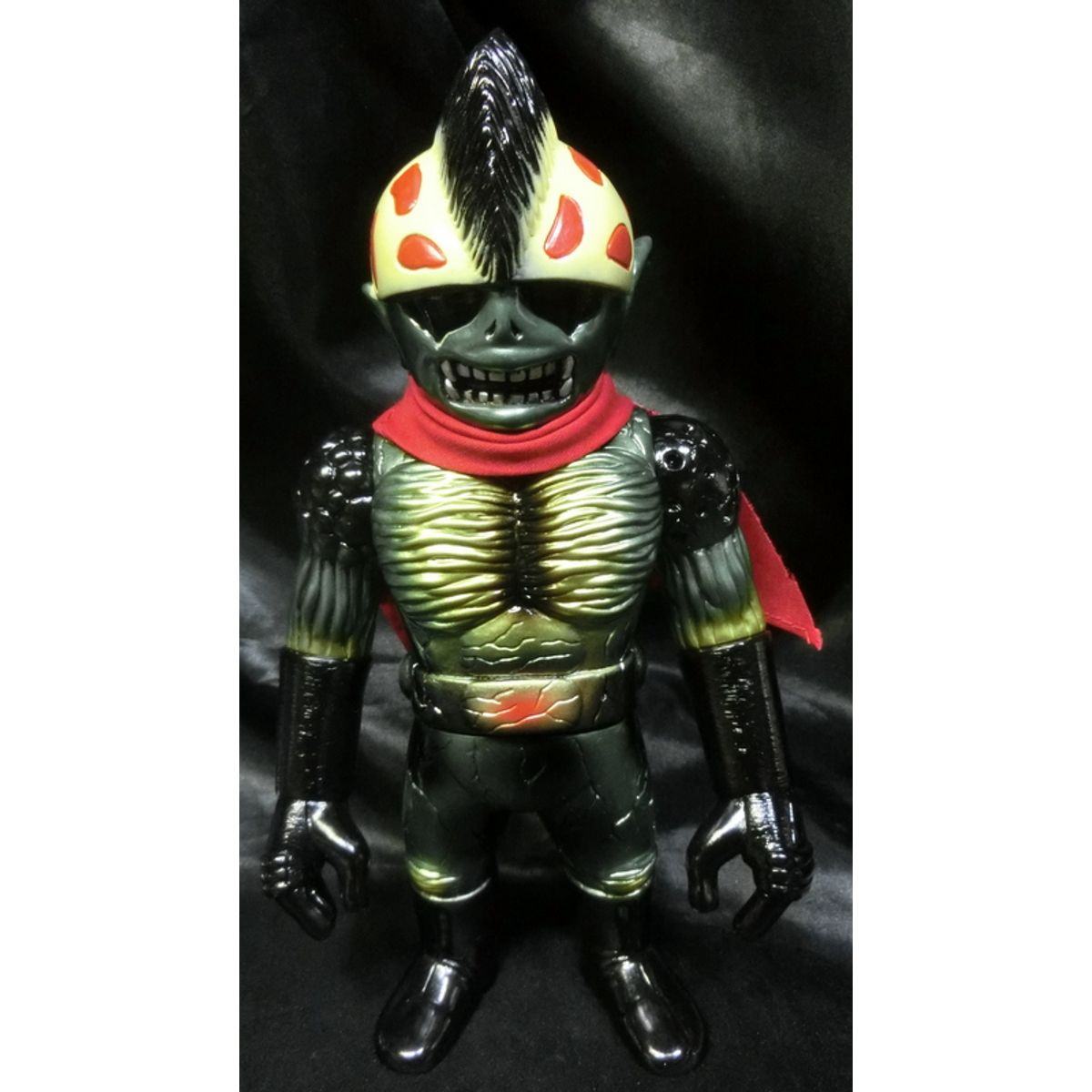 head Mann (black molding / meta-green / red scarf)