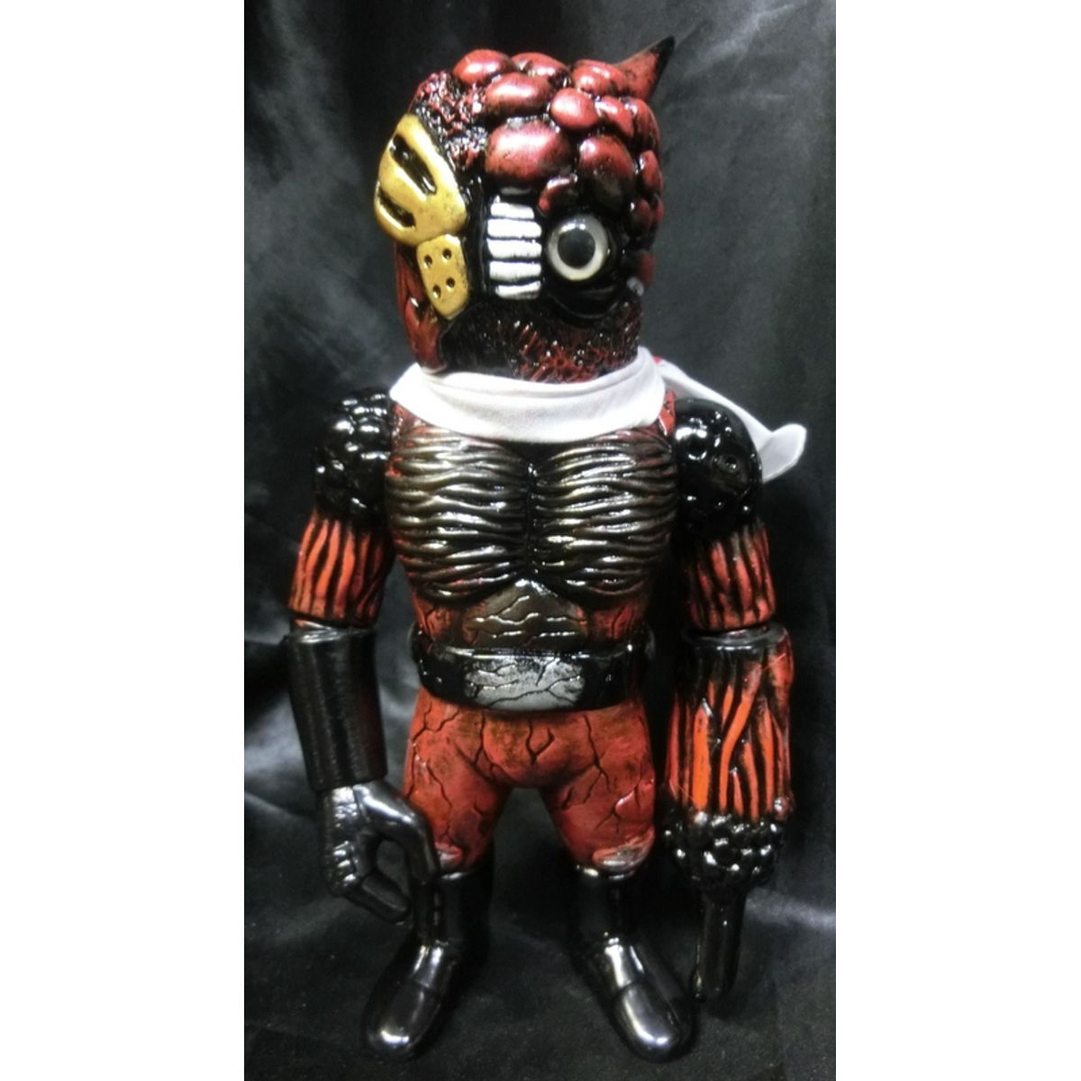 chaos man 1 No. Black molding / meta-red / white scarf