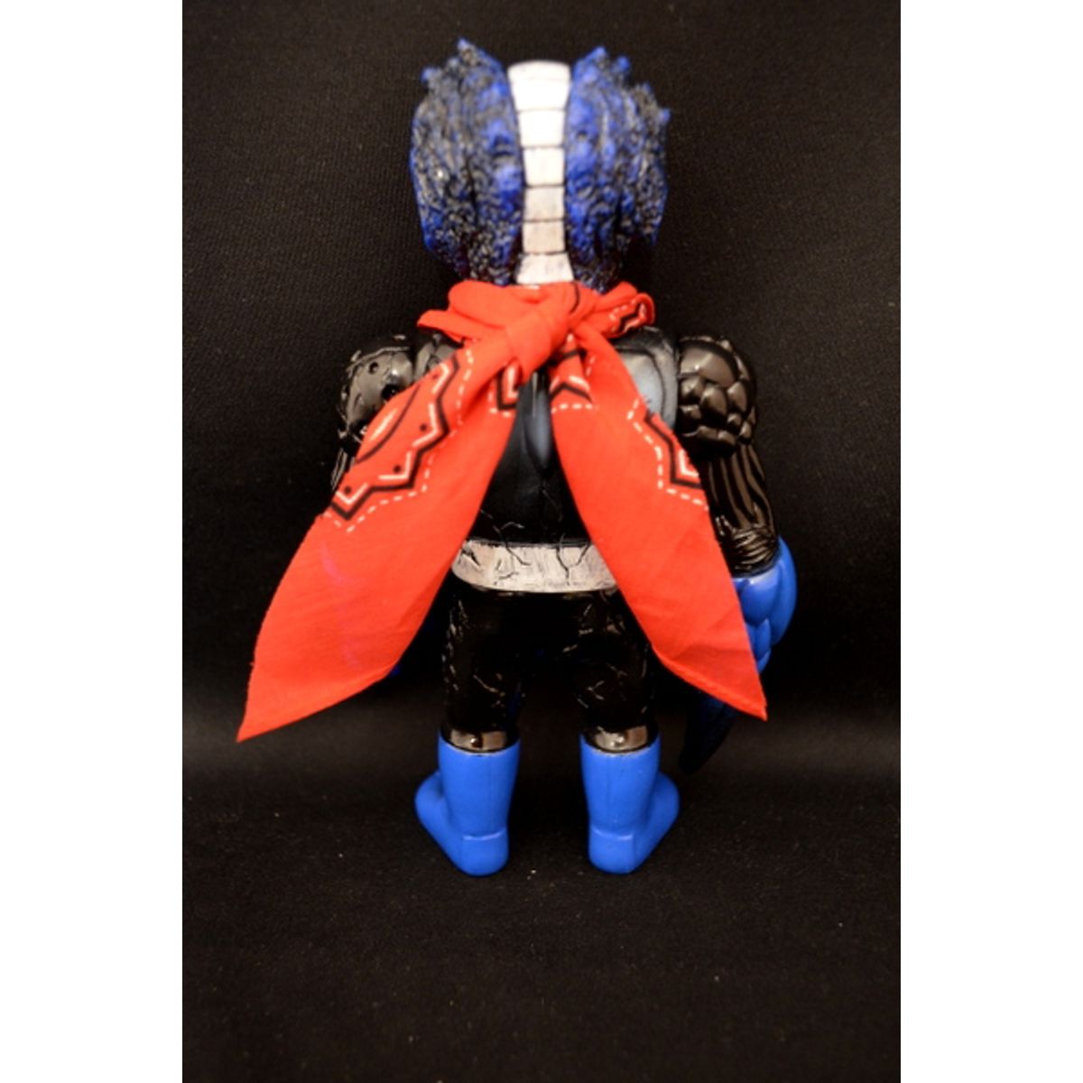 chaos man 2 No. (black molding / blue paint / red scarf / bloodshot eyes)