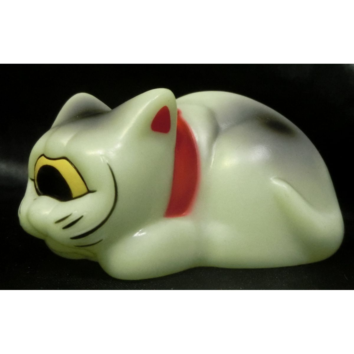 sleeping fortune cat ( Phosphorescent formed type / neck original red / black / gray paint )