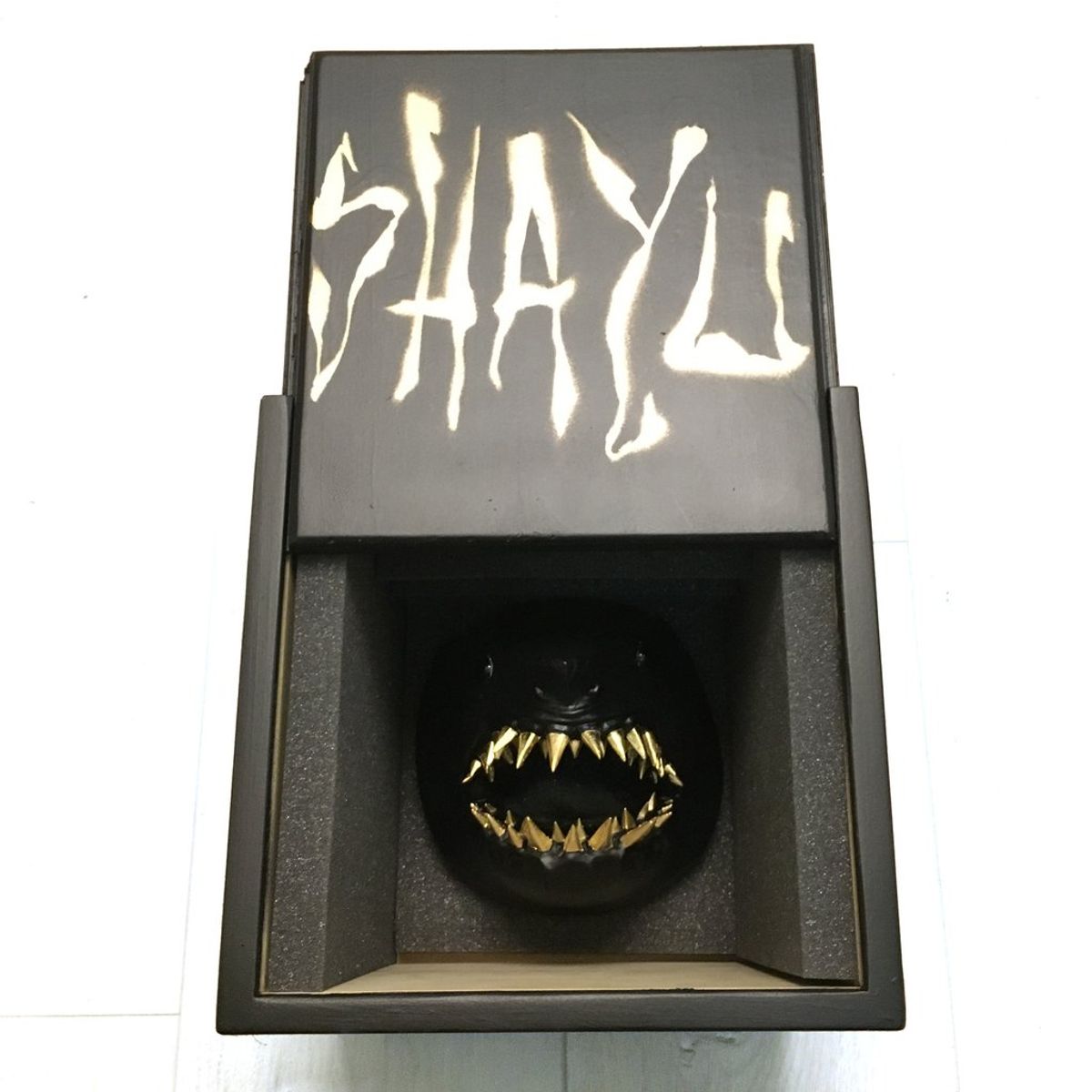 Shayu - Black & Gold