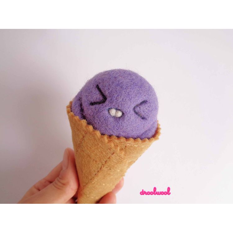 Scoopsie Strawberry by Droolwool (Maria Filipe Castro)