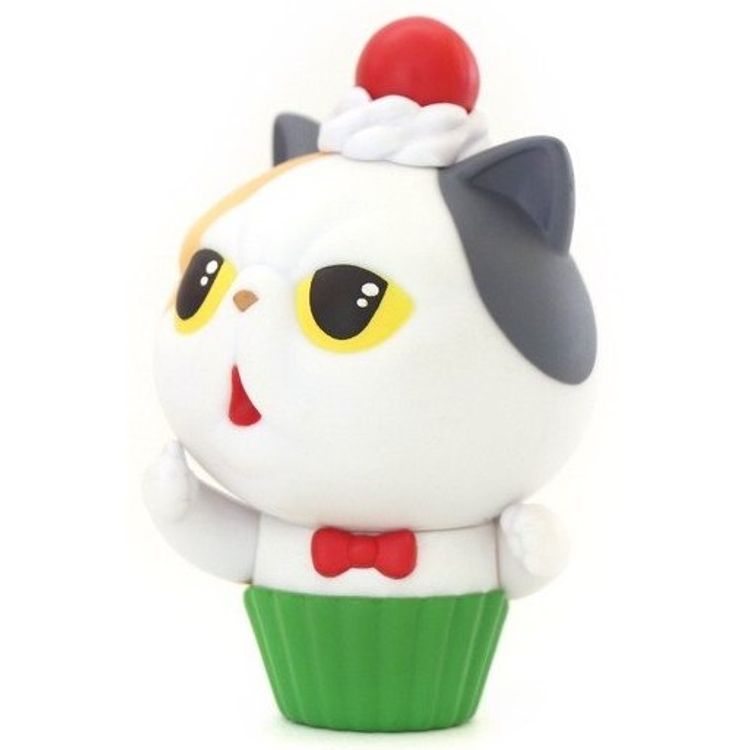 Baby Cupcake Cat by Aya Takeuchi