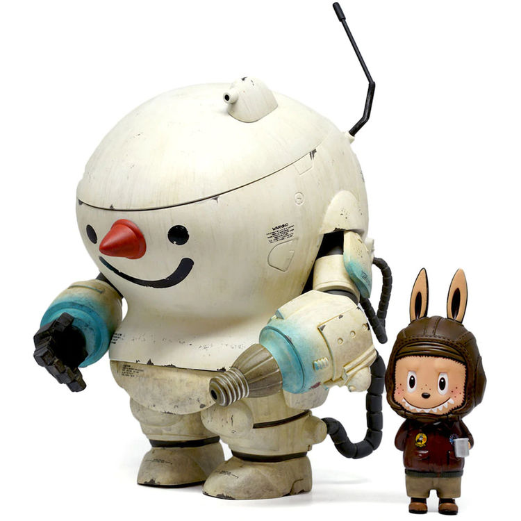 Maschinen Snowman Labubu by Kow Yokoyama