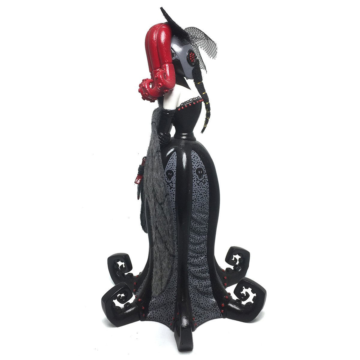 Bella DeLaMere - dagger wielding black