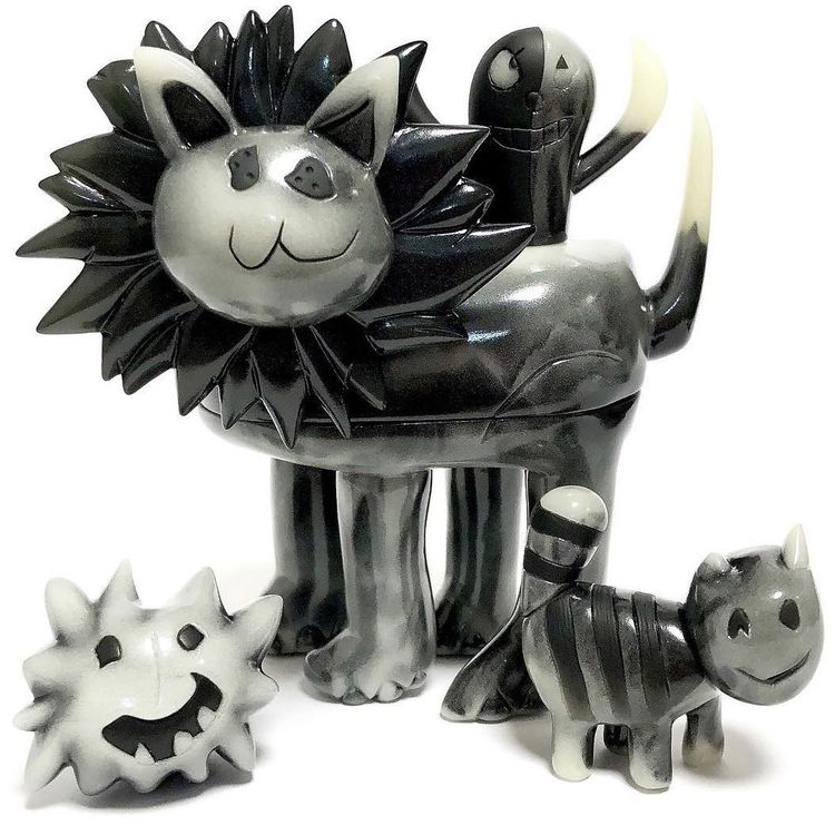 Black & GID Marble Lion Magical Pot by Sisimaru Momo