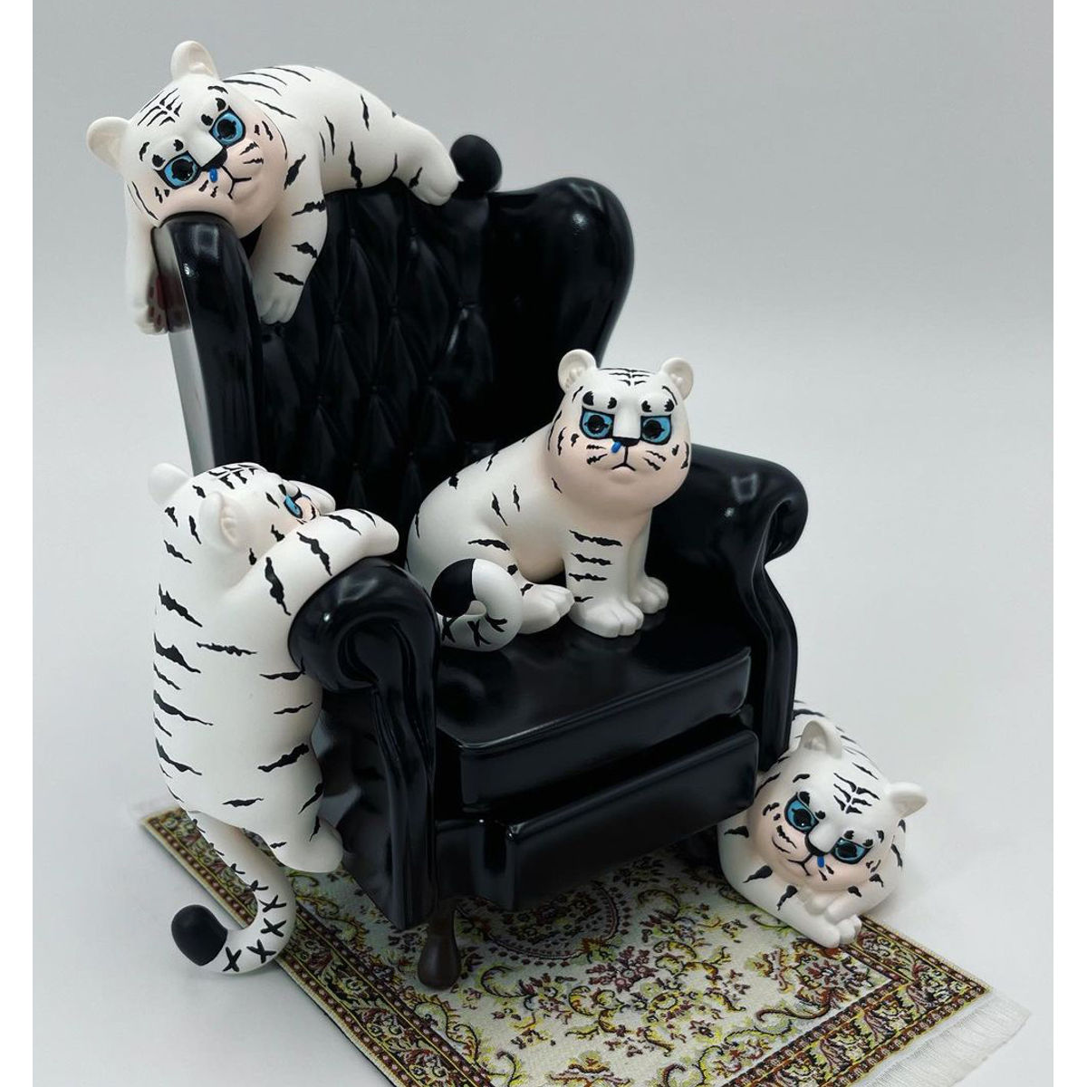 Couch White Tigercub